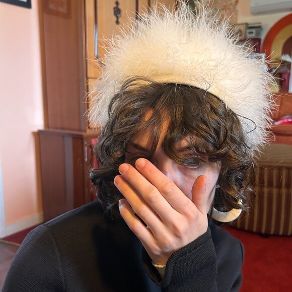 1960s White feather pillbox fascinator hat with lace top - from Ayres! - Picture 6 of 14